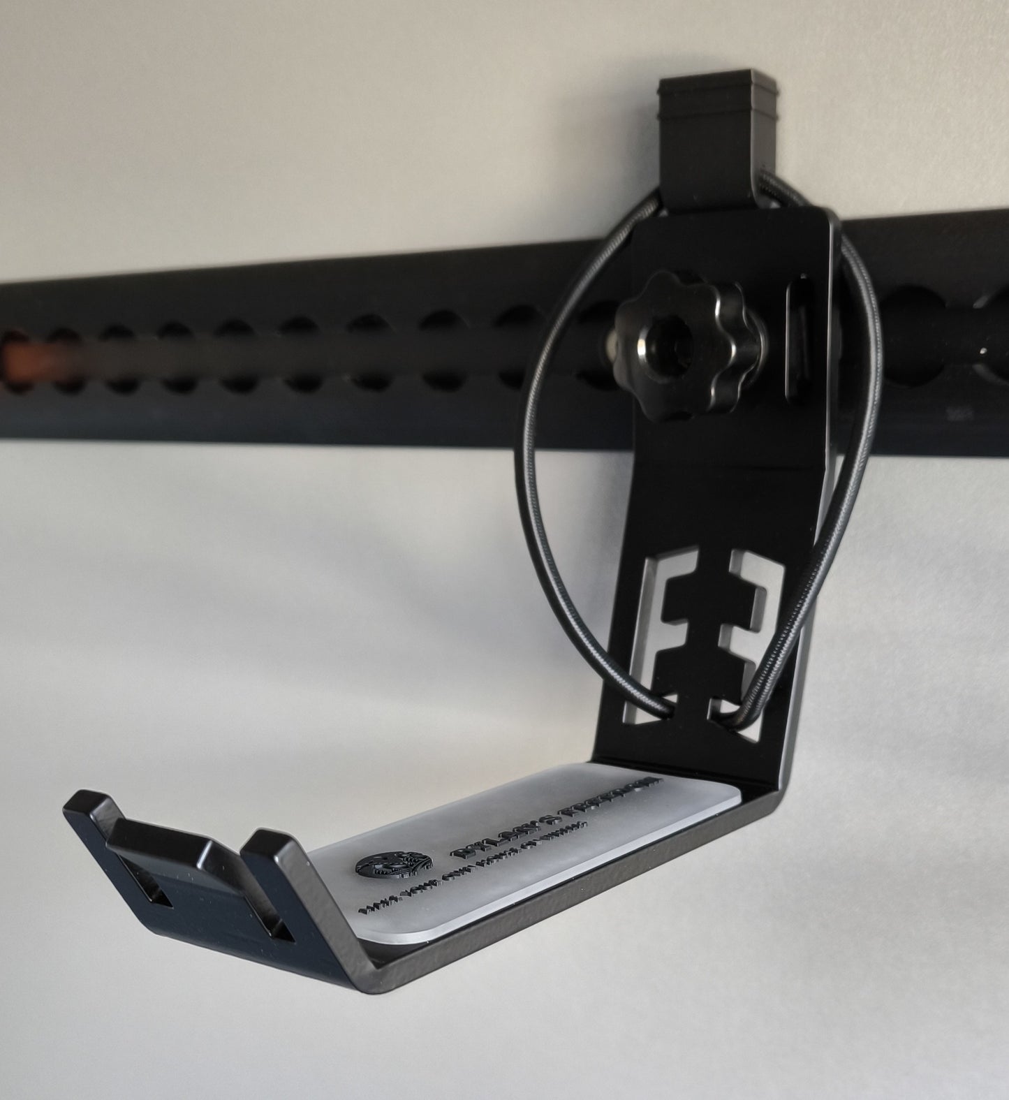 Support Casque pour Rails Airline / Fixation Murale | Dylan's Freedom