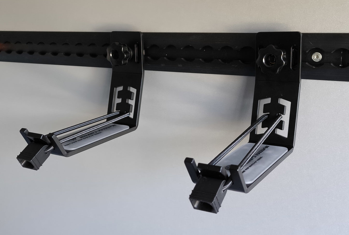 Support Casque pour Rails Airline / Fixation Murale | Dylan's Freedom