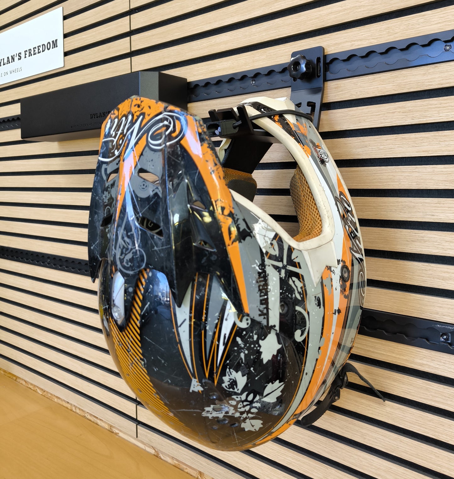 Support Casque pour Rails Airline / Fixation Murale | Dylan's Freedom