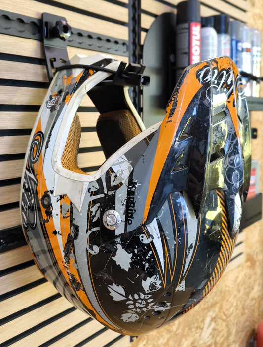 Support Casque pour Rails Airline / Fixation Murale | Dylan's Freedom
